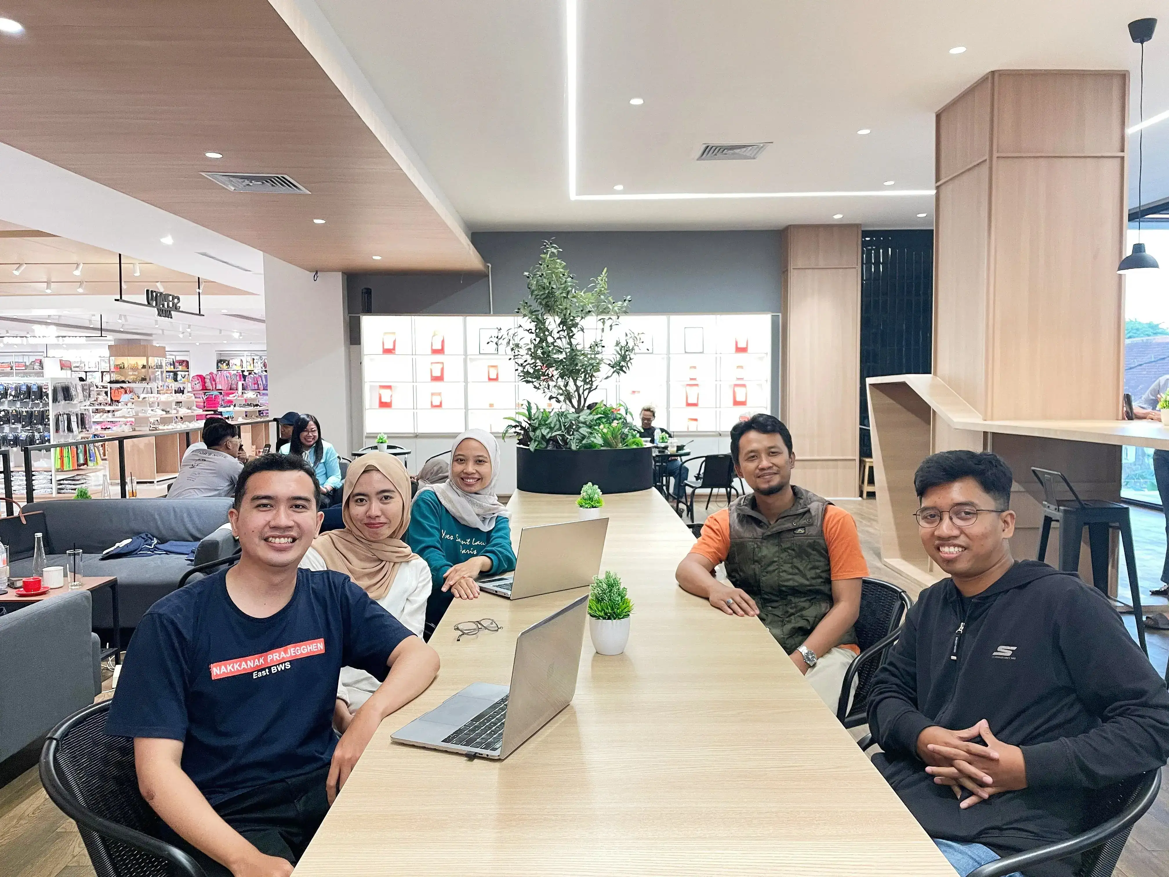 Tim ICN sedang berkolaborasi dalam proyek penelitian kebijakan publik